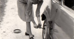Cambiando una rueda, 1967 (Franci, Cronicae.com 2012)